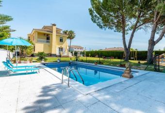 Star s House Sevilla.Con piscina,10 min de Sevilla allows 18 year olds to book a room