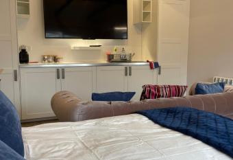 The Stable Yard @ Manor Bank Cottage has Balcony rooms