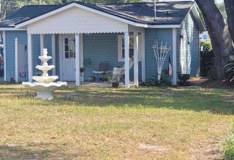 Historic Gwaltney House-Cottage At St Andrew's Bay has Balcony rooms