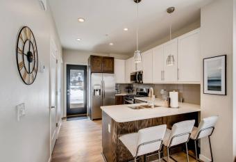 Griffith Mountain Manor Lakefront Townhouse has rooms with a private hot tub