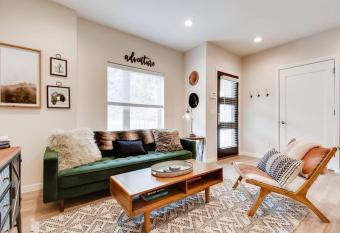 The Kingfisher Lakeside Living Skiing & Hiking has rooms with a private hot tub