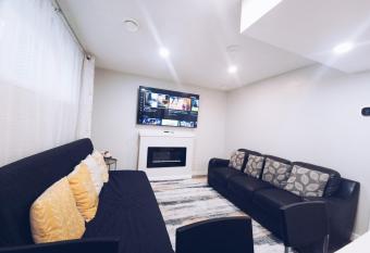 Cozy 2 Bedroom Suite, Queen Beds, Near the Airport allows 18 year olds to book a room