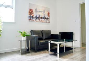 Stunning Modern 1 Bed Flat In Southsea allows 18 year olds to book a room