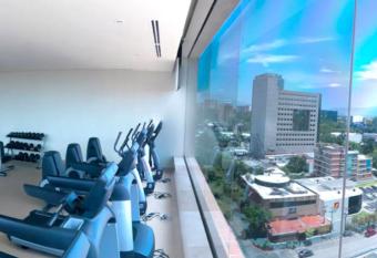 HERMOSA HABITACION ZONA 10 GUATEMALA has rooms with a private hot tub