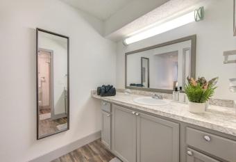 Lux Suite /King Bed /Free parking/Pool/First floor has rooms with a private hot tub