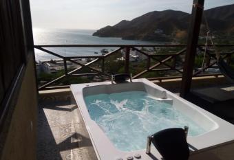 Caba  as Paraiso has rooms with a private hot tub