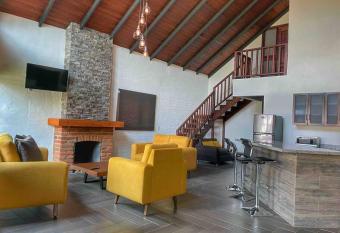 Caba  a Familiar 05 has rooms with a private hot tub