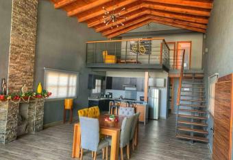 Caba  a Familiar 10 has rooms with a private hot tub