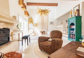 La Villa Rouge has Balcony rooms