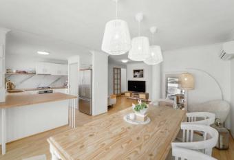 The    Pretty Beach House    has Balcony rooms