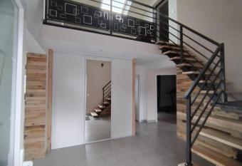 Maison tout confort has Balcony rooms