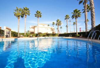 Holiday home with ac and pool allows 18 year olds to book a room