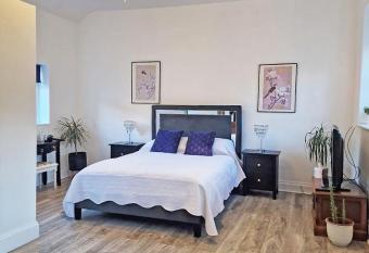 The kings allows 18 year olds to book a room