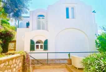 Villa La Zagara by CapriRooms has Balcony rooms