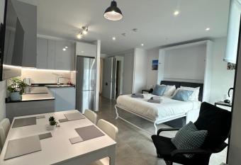 E1 Apartment sea view allows 18 year olds to book a room