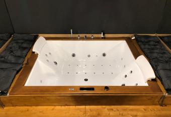 50 SFUMATURE DI SUITE has rooms with a private hot tub