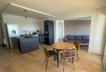 Appartement vue sur le port has Balcony rooms