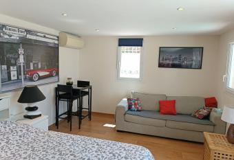 Chez Aurore et Adri allows 18 year olds to book a room