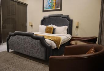 Hayyat Luxury Suites has rooms with a private hot tub