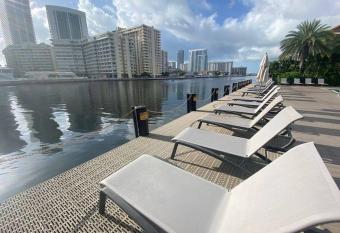 1B 1B apartment in Miami Beach 06A has Balcony rooms