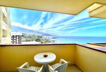 Apartment with spectacular views, Atlantic Ocean, pool y free wifi in all common areas allows 18 year olds to book a room