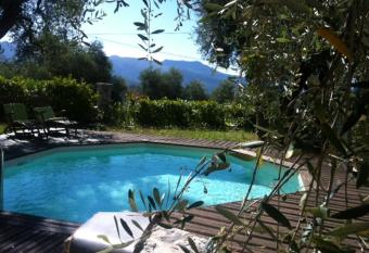 maison de vacances avec piscine allows 18 year olds to book a room