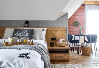 Wolfpack Guest House has Balcony rooms