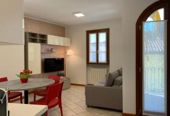 La Violetta has Balcony rooms