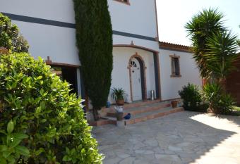 MAISON LES AGAPANTHES allows 18 year olds to book a room