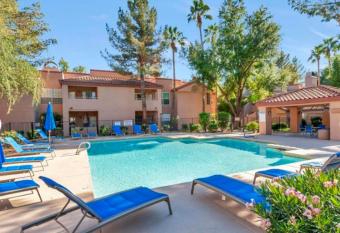 Beautifully Remodeled Scottsdale Condo. 2 BR 2 BA. 30 night minimum stay. has rooms with a private hot tub