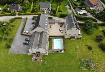 Couleur Campagne has Balcony rooms