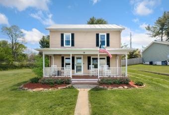 Modern Luray Cottage w Fire Pit and Dog Friendly has Balcony rooms