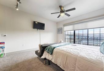 Near downtown, 3 queen beds,pool-gym access has Balcony rooms
