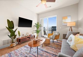 King BD - City View - Downtown Walking Heaven has rooms with a private hot tub