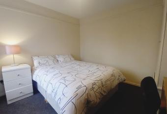 En suite Double Room In Headington allows 18 year olds to book a room