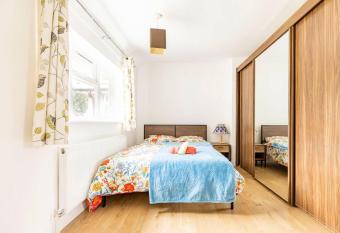 Spacious 3-Bed House near Heathrow has Balcony rooms