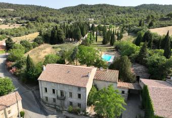 Grande villa de vacances avec piscine - 6 chambres allows 18 year olds to book a room