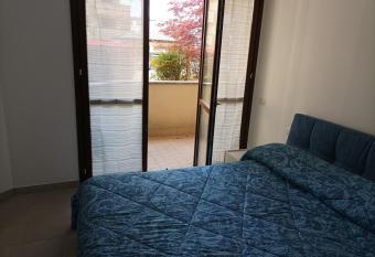 Camera doppia privata vicino Milano con bagno in comune allows 18 year olds to book a room