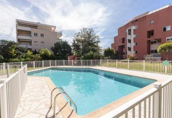 Pretty Studio Swimming pool and Sea allows 18 year olds to book a room