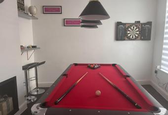 Marlborough White house- entire 3 bedroom home for your holiday has Balcony rooms