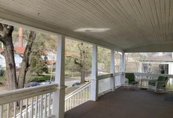 Walk to Town, Spas, Entertainment! Newly Remodeled, with all amenities has Balcony rooms
