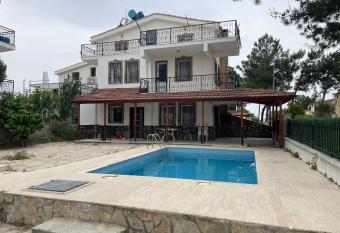 G  nl  k kiral  k   zel havuzlu ultra l  ks villa has Balcony rooms