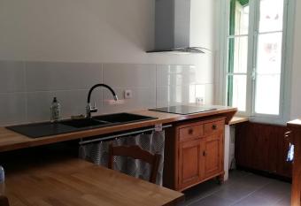 T2 petite terrasse coeur de ville has Balcony rooms