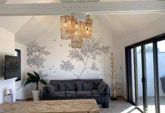 La Cabane des Surfeurs has rooms with a private hot tub