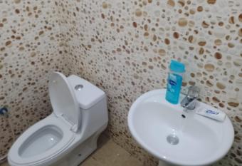 New Cleopatra Backpackers Hostel has rooms with a private hot tub