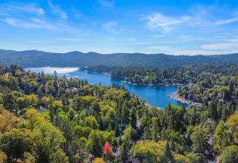 Luxury Lakeview Home 2 Masters 3 Decks AC EV Charger Dogs eBikes allows 18 year olds to book a room