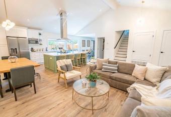 Newly Renovated Wine Country Home w/ Guest House has rooms with a private hot tub