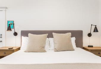 Beacon Hill in Carriage House at Oak Street Mansion allows 18 year olds to book a room