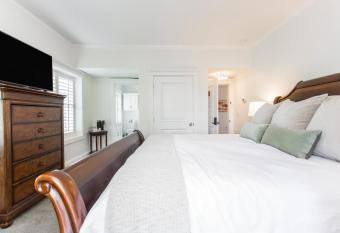 Volker at Oak Street Mansion has Balcony rooms