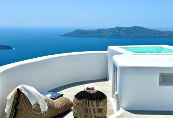 Eteoro Suites has rooms with a private hot tub